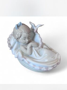 Vintage Lladro ‘Comforting Dreams’ figurine in excellent condition